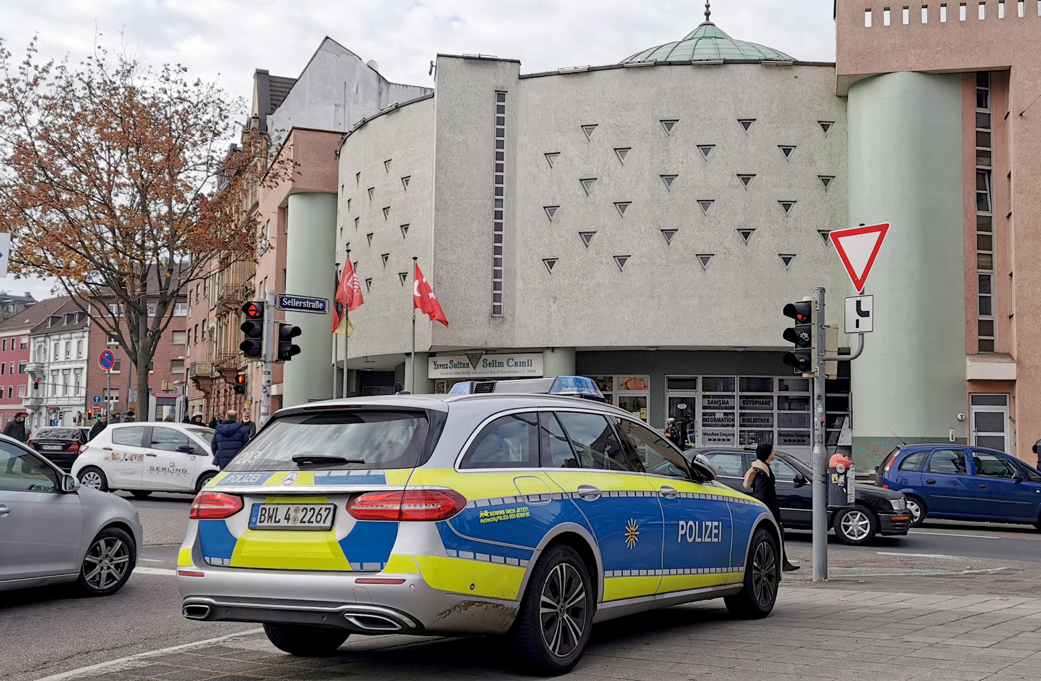 Nach Bombendrohung per Mail durchsucht die Polizei eine Mannheimer Moschee
