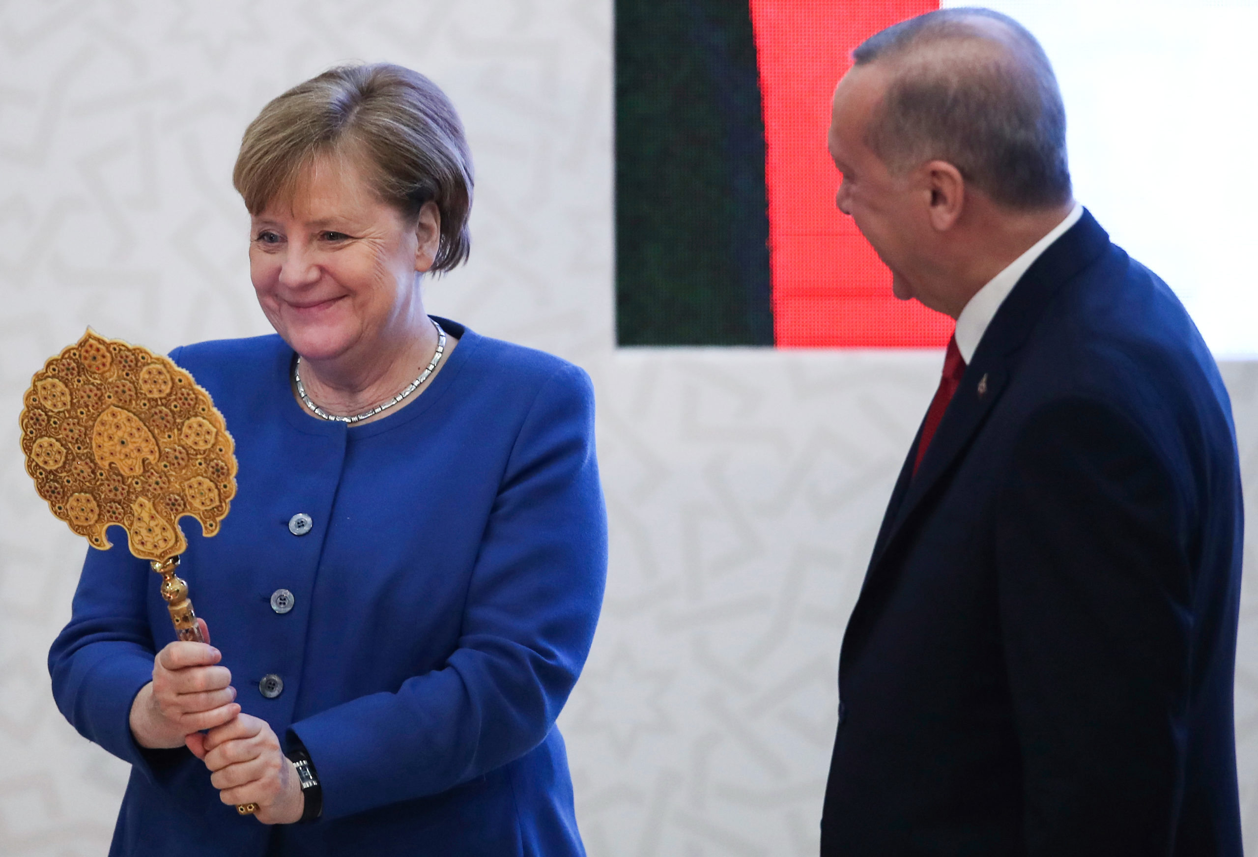 So harmonisch wie auf diesem Foto, auf dem zu sehen ist, wie Bundeskanzlerin Angela Merkel (CDU) neben Recep Tayyip Erdoğan, Präsident der Türkei, während einer Eröffnungszeremonie der türkisch-deutschen Universität Anfang 2020 einen Spiegel betrachtet, den sie als Geschenk erhalten hat, geht es zwischen Vertretern der EU und der Türkei schon länger nicht mehr zu