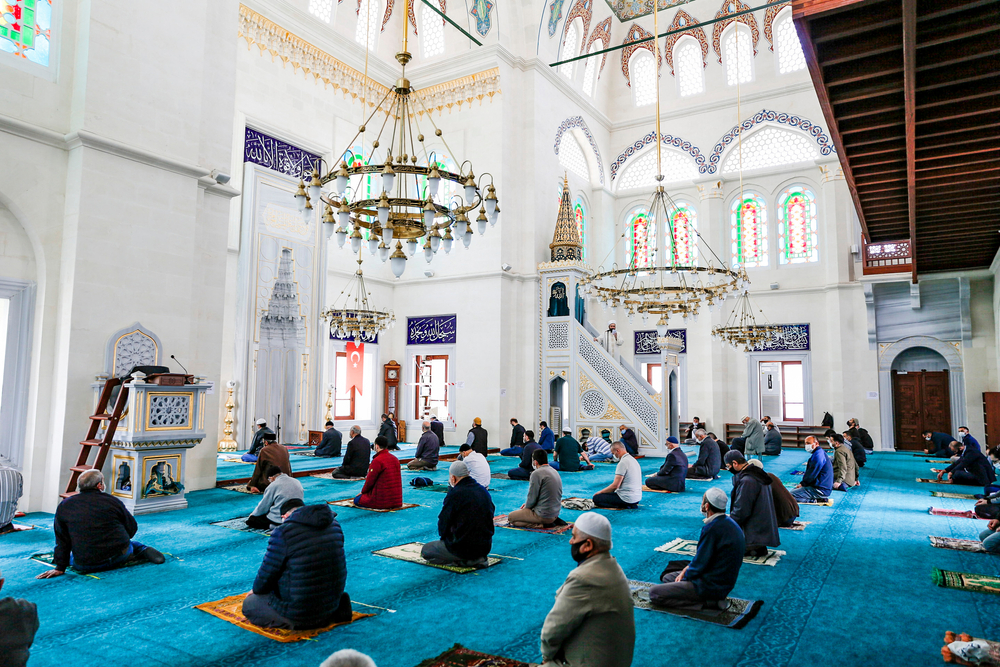 In der Moscheen gilt weiterhin Maskenpflicht und das Abstandsgebot.