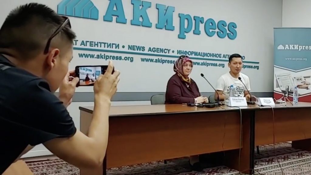 Reyhan İnandı, die Ehefrau des seit Montag vermissten Orhan İnandı, bat den kirgisischen Staatspräsidenten in einer Presseerklärung um Unterstützung.