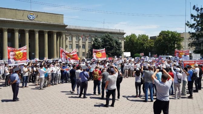 Hunderte von Menschen versammelten sich vor dem Gebäude der türkischen Botschaft in Bischkek. 