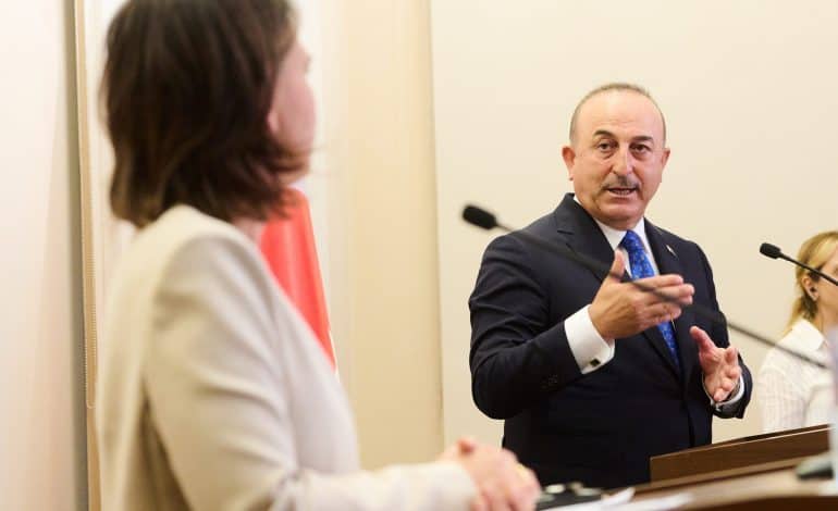 Baerbock und Çavuşoğlu geraten vor laufenden Kameras aneinander