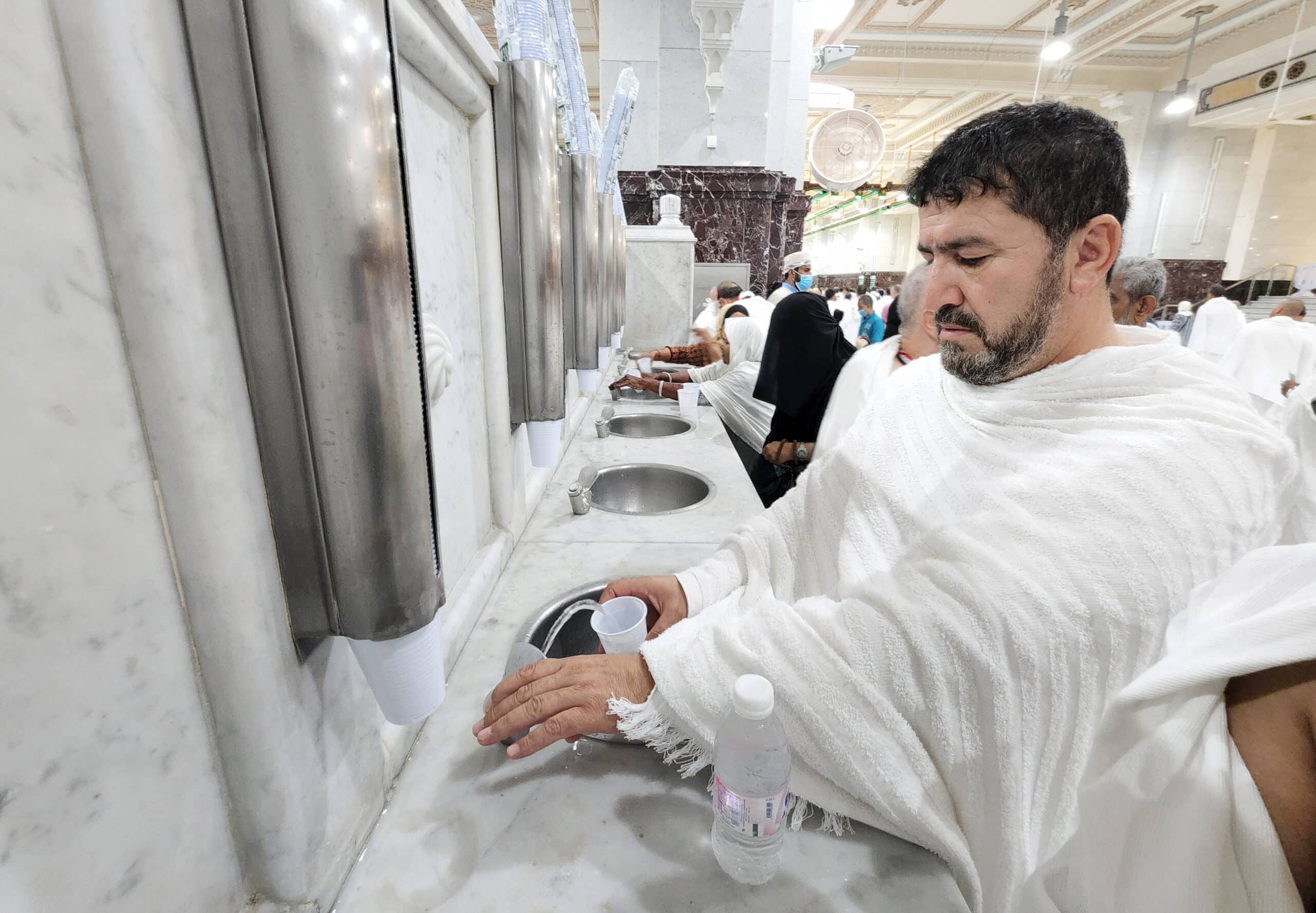 Wasser aus der Zamzam-Quelle: Literweise Göttlichkeit