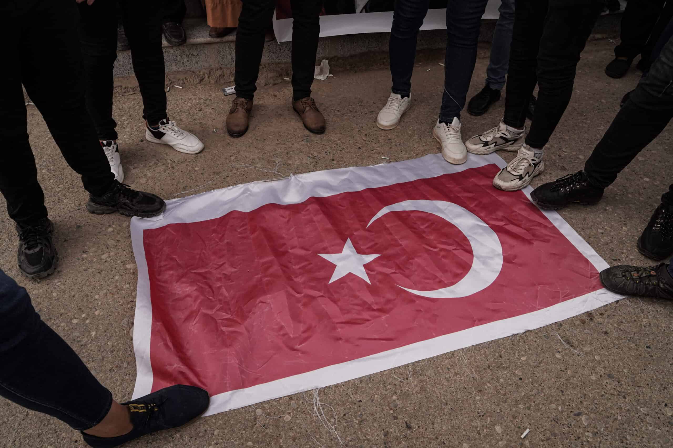 Gewaltsame Proteste gegen die Türkei nach Artillerieangriff mit mehreren Toten