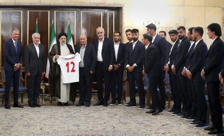 irans präsident raisi trifft die nationalmannschaft