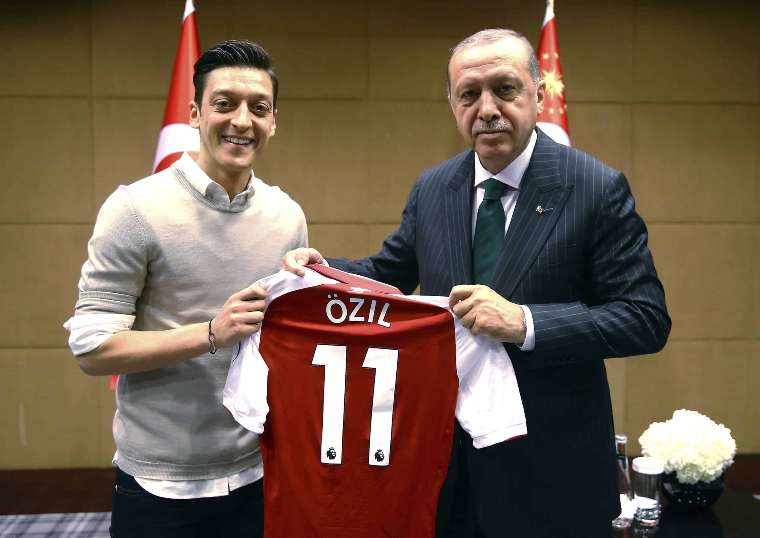 Mesut Özil und das Wolfstattoo