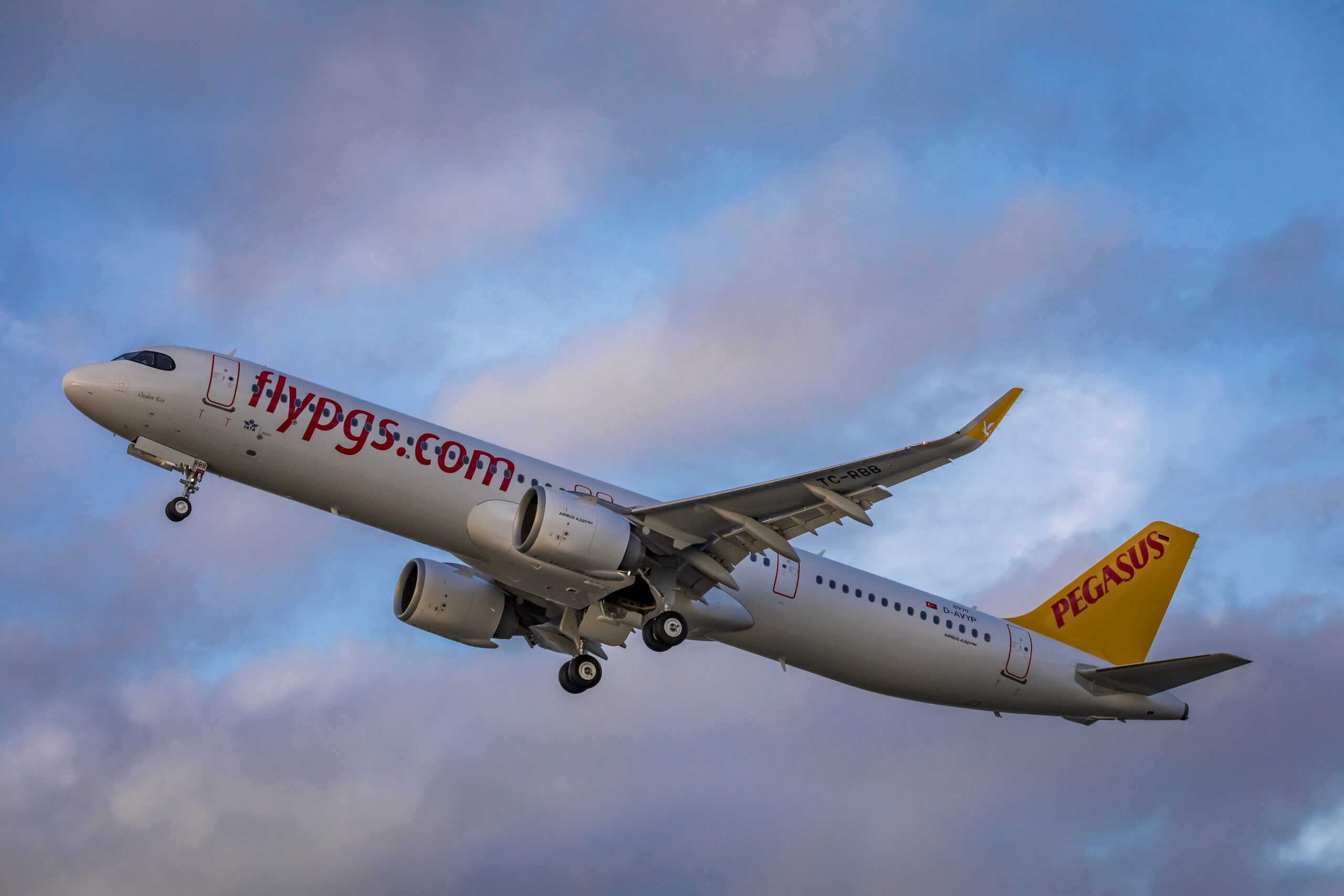 „Notfall“: Pegasus-Flieger landet außerplanmäßig – mehrere Passagiere fliehen