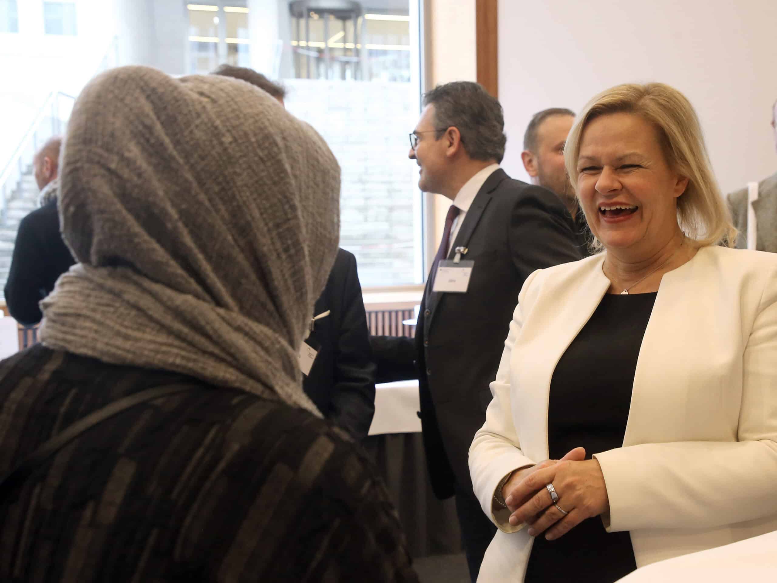 Deutsche Islam Konferenz: Faeser will weniger ausländische Prediger