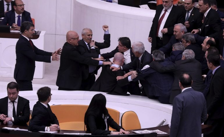 AKP-Abgeordneter schlägt Oppositionspolitiker krankenhausreif