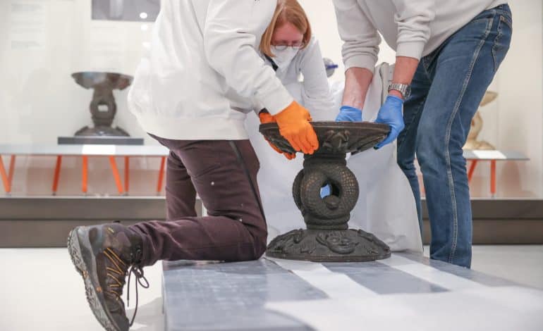 thronhocker der benin bronzen wird verpackt