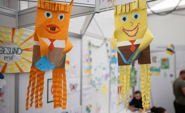 kinder in geflüchtetenunterkunft tegel