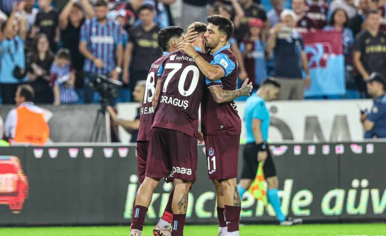 Trabzon: Ozan Tufan gratuliert Denis Draguş nach dessen Tor. Beide Spieler umarmen sich freudig, während die Fans im Hintergrund jubeln.