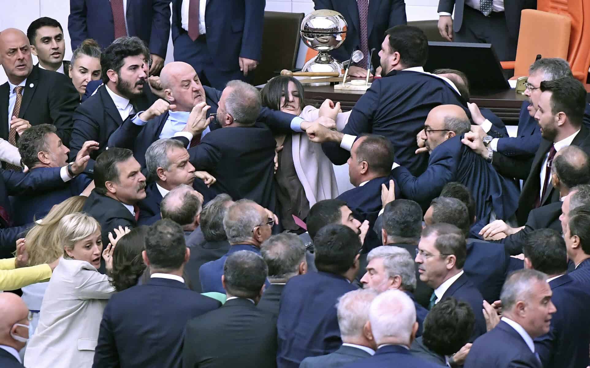 Gewohntes Bild im türkischen Parlament: Hitzige Diskussion endet mit Schlägerei