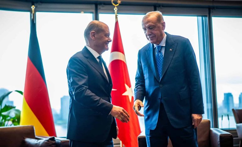 Bundeskanzler Olaf Scholz (SPD), steht neben Recep Tayyip Erdoğan, Präsident der Türkei, bei einem bilateralen Treffen vor Beginn der 79. Generaldebatte der UN-Vollversammlung. Zu dem größtem diplomatischen Treffen des Jahres über knapp eine Woche werden am Hauptsitz der Vereinten Nationen in New York mehr als 130 Staats- und Regierungschefs erwartet.