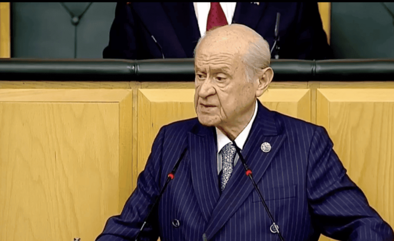 Devlet Bahceli will das PKK-Chef Öcalan ins türkische Parlament kommt und PKK Waffen niederlegt.