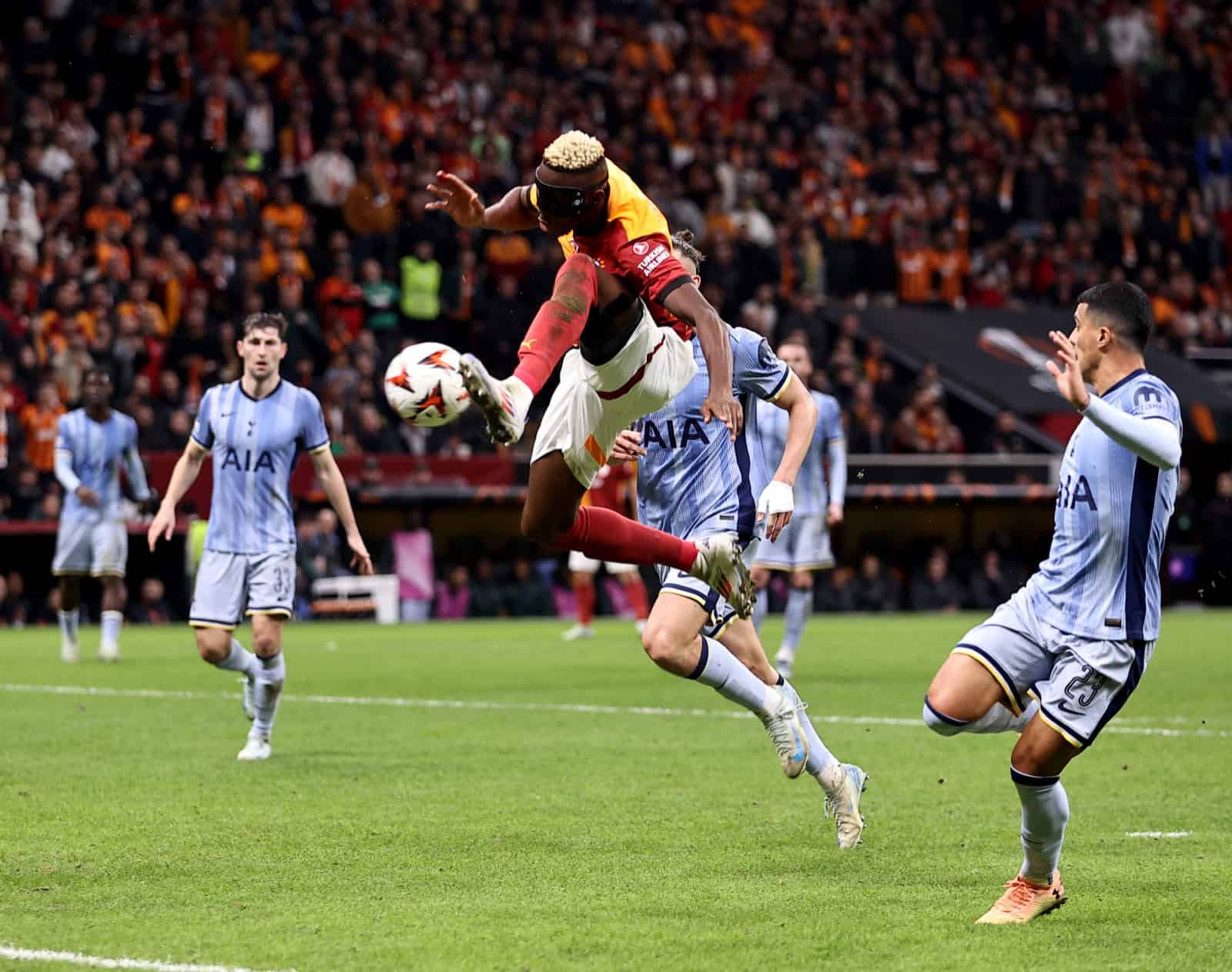 Europäischer Fußball: Beşiktaş und Galatasaray holen wichtige Punkte