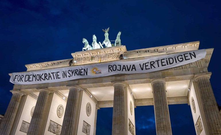 Kurdische Aktivisten besetzen türkisches Konsulat und steigen auf Brandenburger Tor