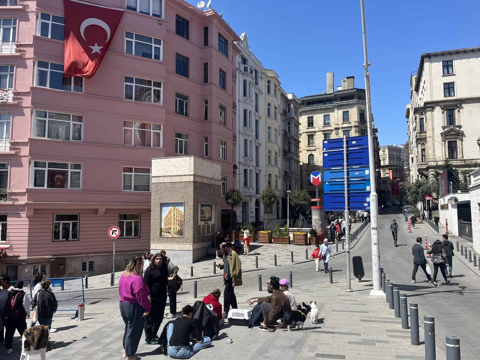 Alarmstimmung in Istanbul: Mehr als 150 Verletzte bei mehreren Beben – Wissenschaftler warnen