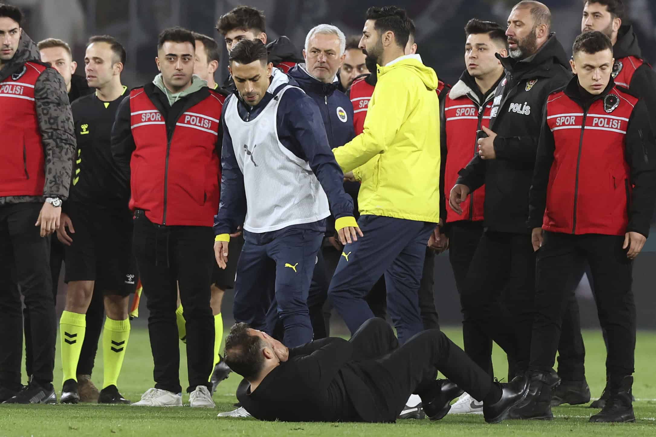 „The Crying One“ wird handgreiflich: Gala-Coach rügt Mourinho