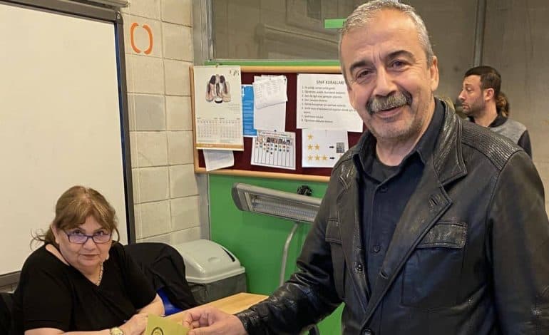 Sorge um Sırrı Süreyya Önder: Beliebter türkischer Politiker weiter in Lebensgefahr