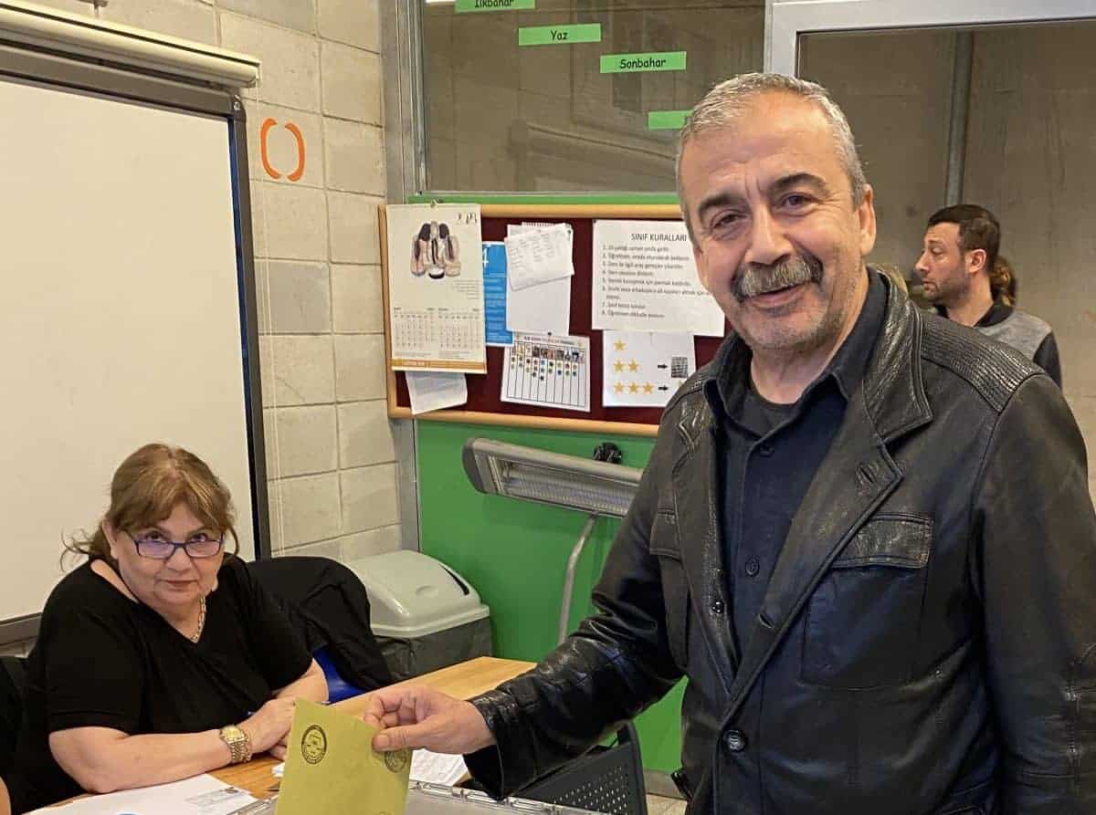Sorge um Sırrı Süreyya Önder: Beliebter türkischer Politiker weiter in Lebensgefahr