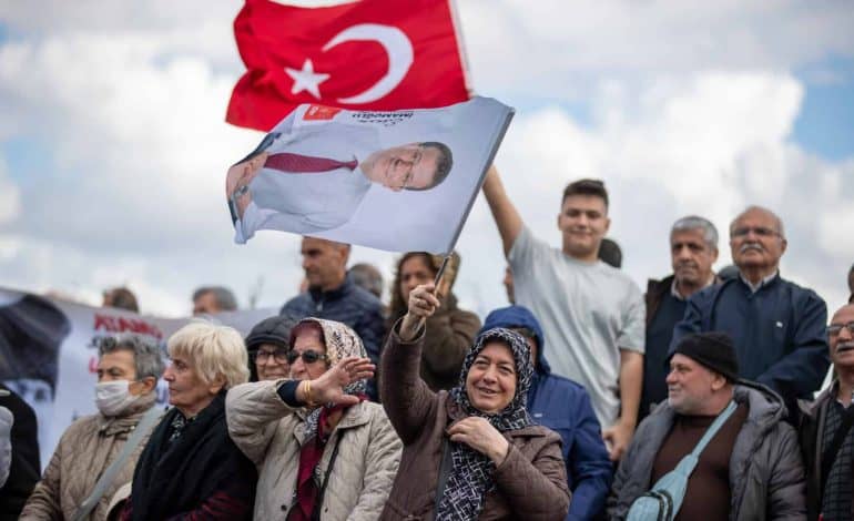 zwei türkische journalisten aus gewahrsam entlassen