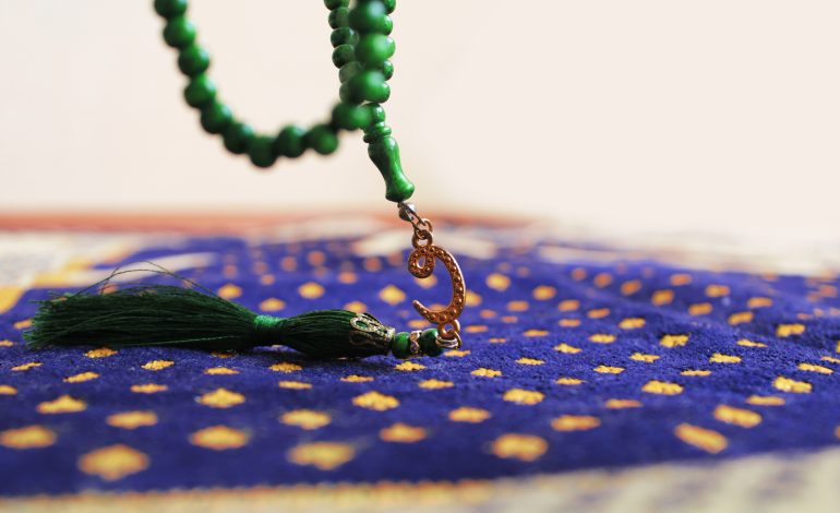 rosary on prayer rug. (translate: namazlık üzerinde vav tesbih)