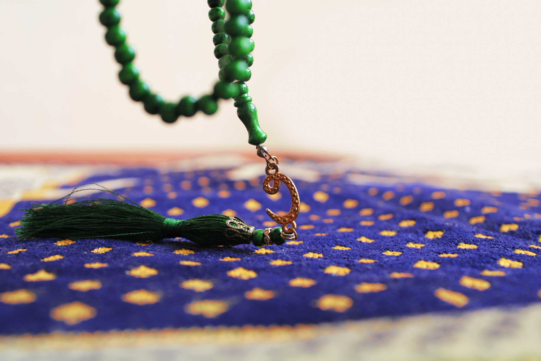 rosary on prayer rug. (translate: namazlık üzerinde vav tesbih)