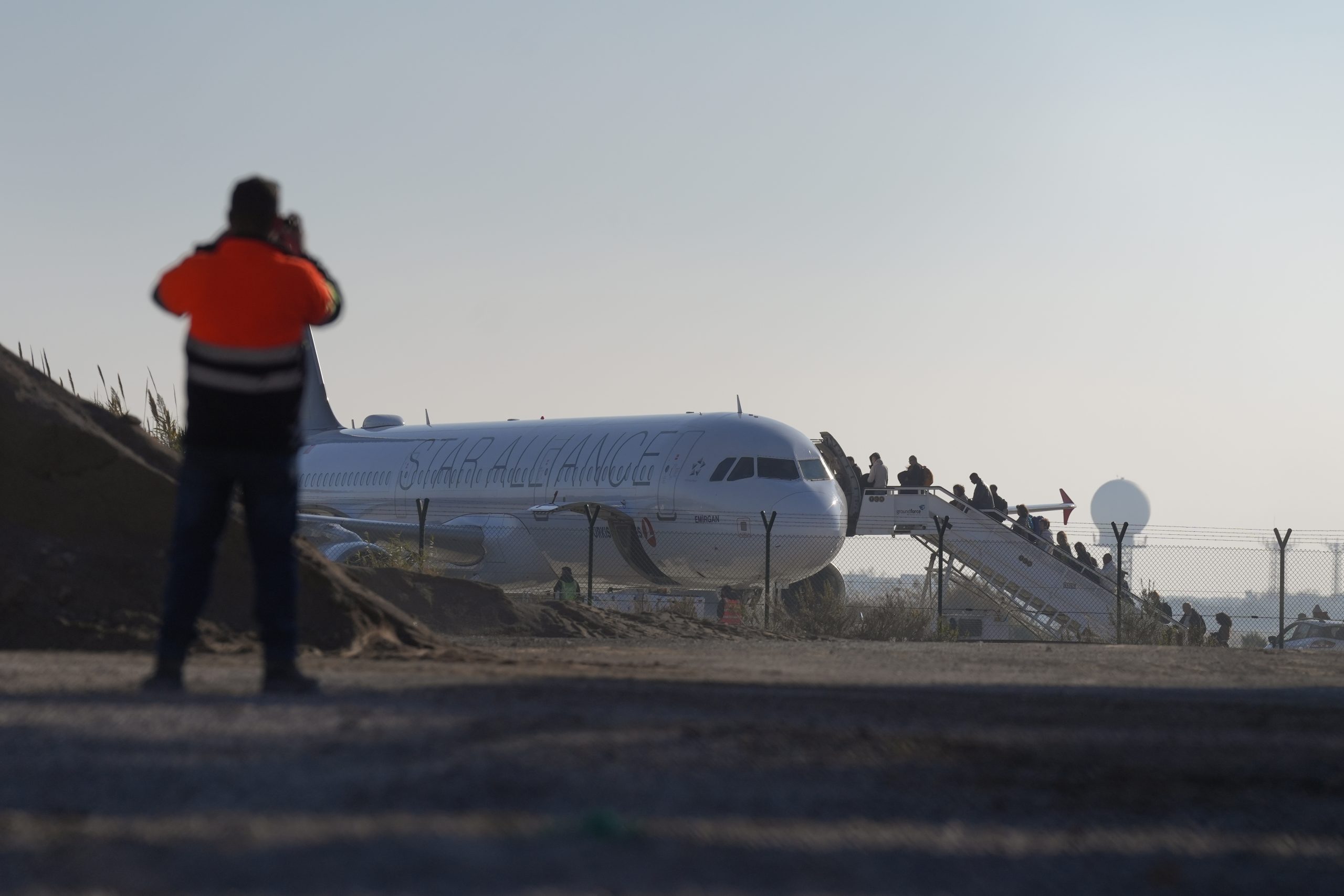 notlandung in barcelona aus sorge vor bombe