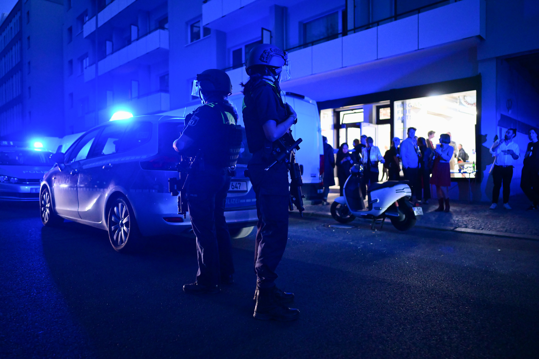 nächtlicher polizeieinsatz nach schüssen in berlin