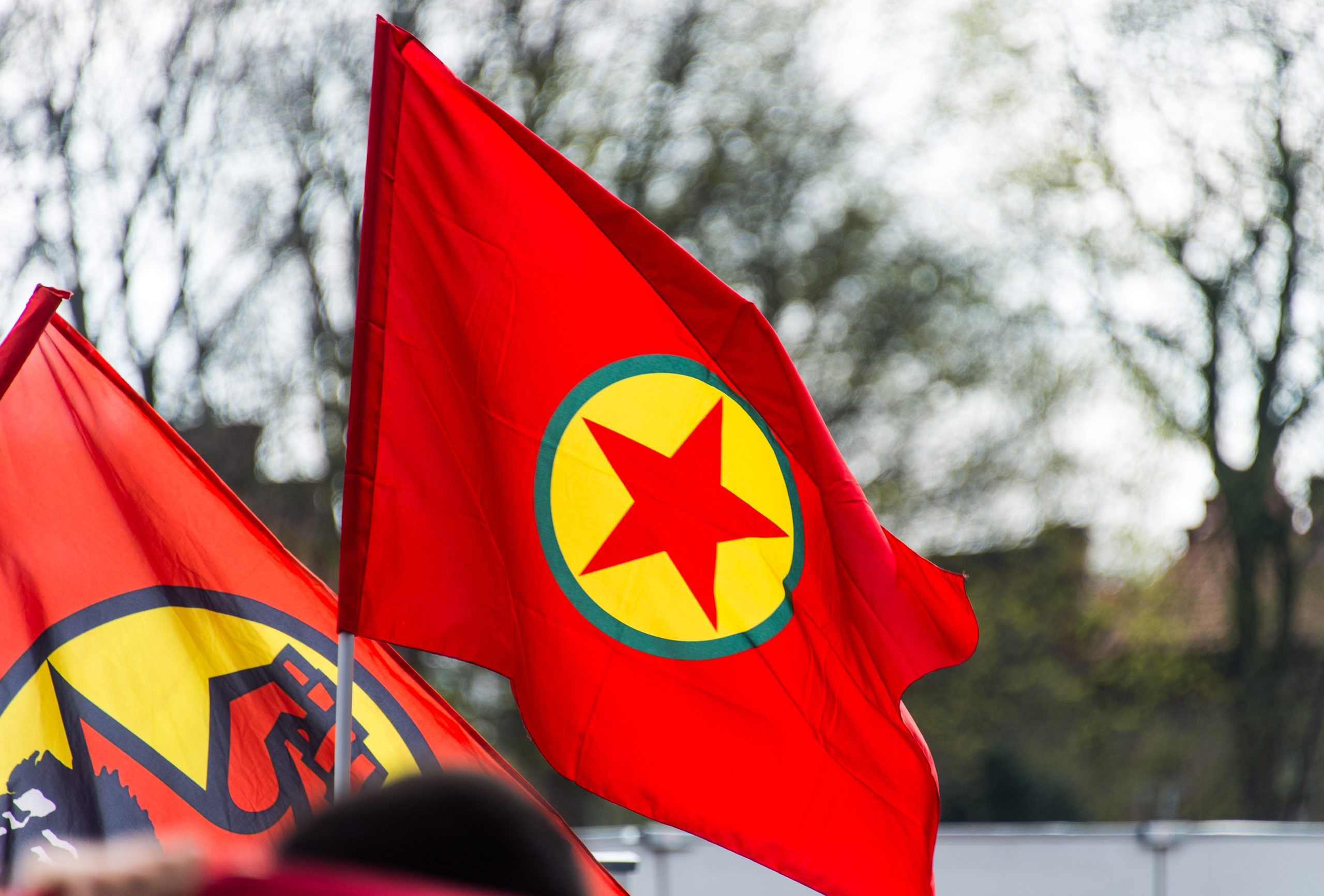 flagge der verbotenen pkk