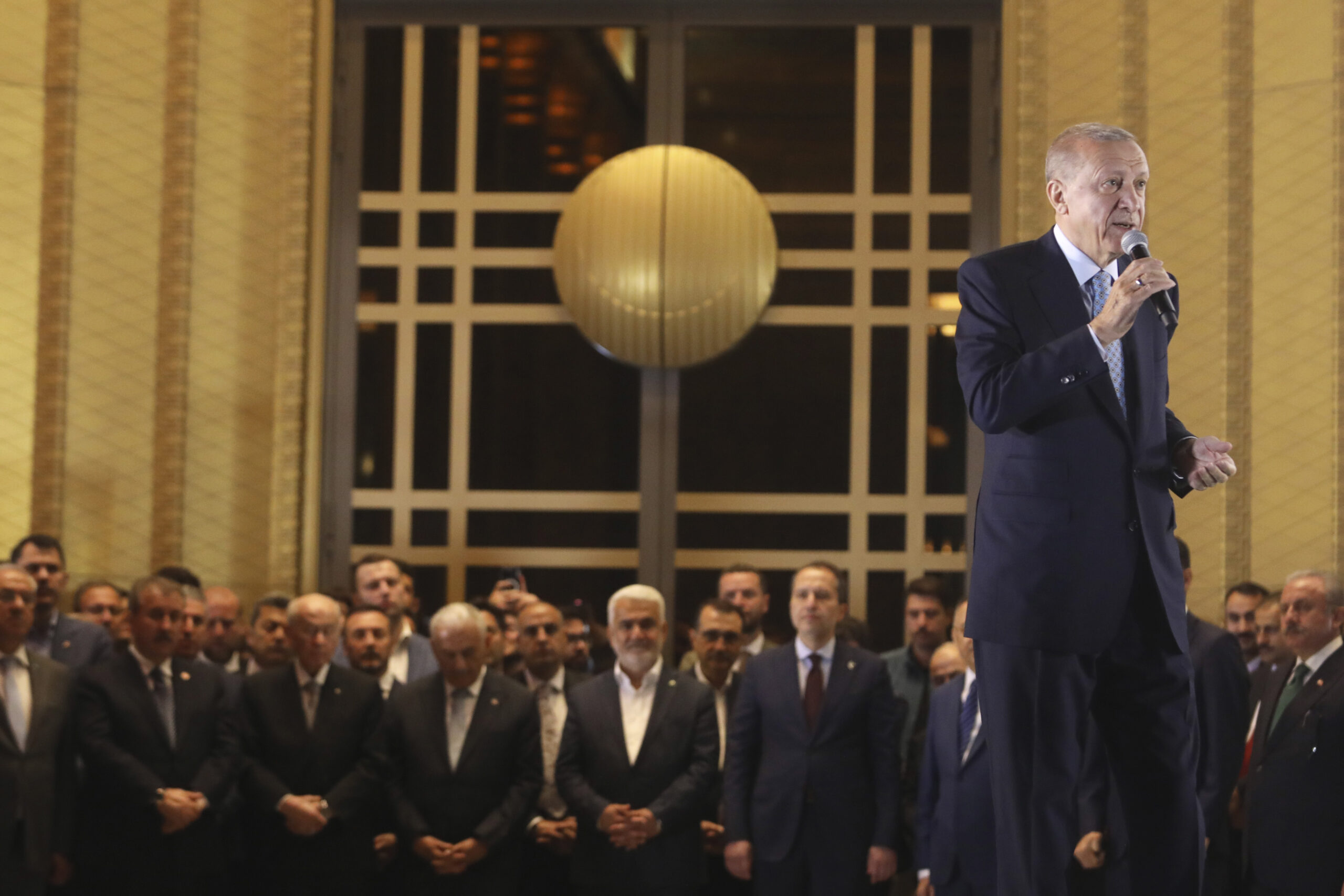 Recep Tayyip Erdogan, Präsident der Türkei und Präsidentschaftskandidat der Volksallianz, spricht im Präsidentenpalast in Ankara. Der türkische Staatschef Recep Tayyip Erdogan hat sich noch vor Auszählung aller Stimmen zum Sieger der Präsidentenwahl erklärt.