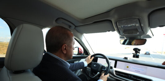 Der türkische Präsident testet das neue E-Auto.