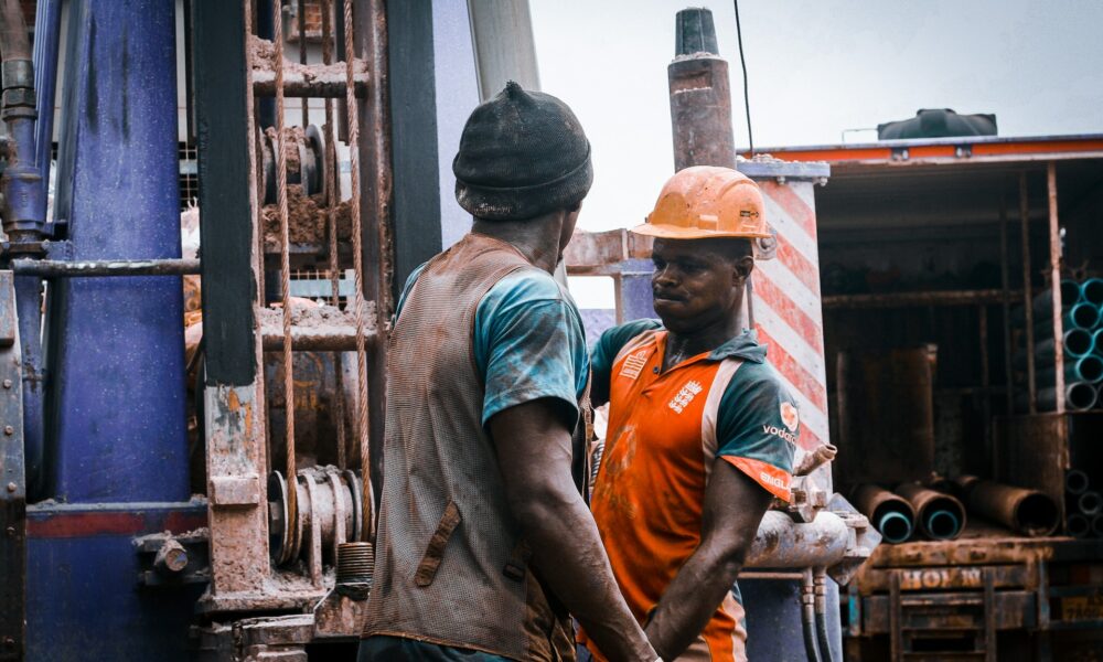 Zwei Arbeiter in Ghana. Foto: Daniel Mensah Boafo / Unsplash