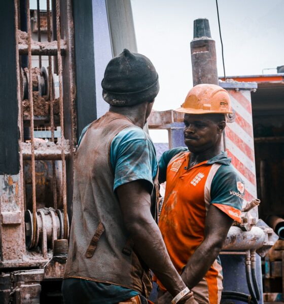 Zwei Arbeiter in Ghana. Foto: Daniel Mensah Boafo / Unsplash