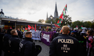 Teilnehmer einer propalästinensischen Kundgebung unter dem Motto "Solidarität mit Palästina" versammeln sich am Jahrestag des Hamas-Angriffs auf Israel am Südstern in Berlin-Kreuzberg. Foto: Christoph Soeder/dpa