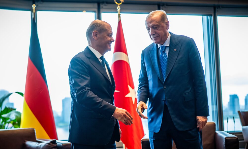 Bundeskanzler Olaf Scholz (SPD), steht neben Recep Tayyip Erdoğan, Präsident der Türkei, bei einem bilateralen Treffen vor Beginn der 79. Generaldebatte der UN-Vollversammlung. Zu dem größtem diplomatischen Treffen des Jahres über knapp eine Woche werden am Hauptsitz der Vereinten Nationen in New York mehr als 130 Staats- und Regierungschefs erwartet.